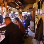 味処霧島 - 常連さんでにぎわう店内