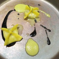 SALONE 2007 - スティンコ（骨付き豚すね肉）のリピエ 蒸したファゴッティーニ
                　レタスのベルタータソース
                　サルサポモドーロ、烏賊墨、海老の出汁が入ったイカスミのソース