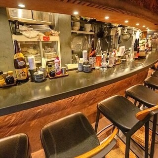 オープンキッチンが魅力のデザイン性の高い空間。1軒目や〆にも