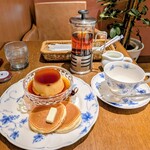 喫茶トリコロール - プリン＆ミニホットケーキ ドリンクはニルギリオレンジペコ