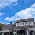 Fioretto - 青い空、白い雲、赤いVespa