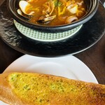 レストラン ラ・マーレ - ブイヤベースとガーリックトースト