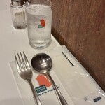 イノダコーヒ - テーブル席へ