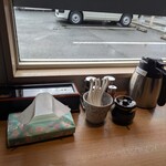 麺屋 はつがい - 卓上調味料は、酢、ラー油、コショー、一味、壺は魚粉