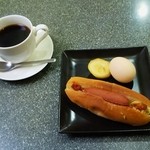 Arisu - コーヒー（370円）、モーニングサービス（ホットドッグ、ゆで卵、果物）