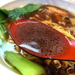 士心 - スープは醤油の酸味が強いタイプで、好みの味♪