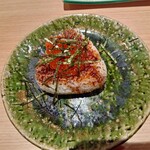 炭火と串焼きと肴 原価酒場 イロ鶏ドリ - 焼きおにぎりいくらがけ