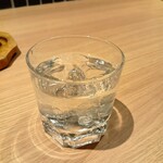 炭火と串焼きと肴 原価酒場 イロ鶏ドリ - 芋焼酎ロック