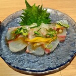 炭火と串焼きと肴 原価酒場 イロ鶏ドリ - 本日のおすすめ鮮魚カルパッチョ