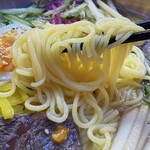 韓国料理ポチャ クァンジャン市場 - とうもろこし麺のリフトアップ