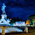 Caffè & Ristorante La Loggia - タビデ像　コピー　真ん中奥かお店