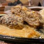 東京Ｂａｍバーグ - ひき肉一粒一粒を集めて密集させ、それらが離れないようにツナギも入れ形を作る。人はコレをハンバ〜〜グ！と呼ぶ