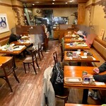 東京Ｂａｍバーグ - 店内はそう広くはありませんが、木を基調とした良い雰囲気です