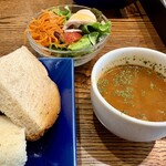 ブレッド マチエール - ランチセットはサラダ、スープ、パン、パンはとてもベーカリーカフェのパンには見えない、追加は300円❗️