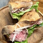 ブレッド マチエール - パンの売店で追加で買ったローストビーフサンド