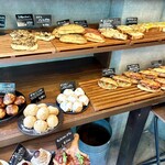 ブレッド マチエール - パン販売棚調理パンが多い