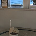 アリエッタ デル ジェラート - 桜並木が見える席♬.*ﾟ  外のベンチは寒い(ﾉ_<｡)