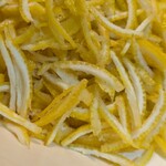 アリエッタ デル ジェラート - 皮を根気良く千切りにし、2度、茹でこぼして……