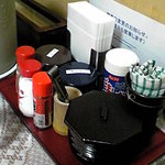 Champon No Mise Shouro - 無料のトッピングには、紅ショウガ、コショウなど、ごま塩もあった。