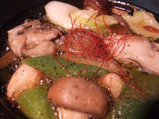 h Yakiyakiya Urotanke - うまい牡蠣の季節は【牡蠣と下仁田ネギのオリーブオイル焼き】ペペロン風で…