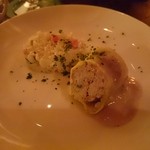 モルツ - お通し。ロールキャベツ胡桃とバルサミコソース、ライスサラダ。