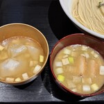#新宿地下ラーメン - 2種のつけだれ。
