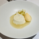 PRIMO - デザートは淡い色の統一感が素敵なパンナコッタ　甘いの以外でチーズ盛合せも選べるようです