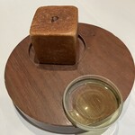 PRIMO - 温かいパンに香り高いオリーブオイルがピッタリだけど食べ切らずメインまで少し残して