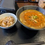 讃岐うどん つる凜 - 七味の注ぎ口は一番狭いやつで！ケシの実硬すぎぃ！