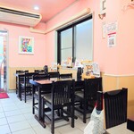 味楽 - 玄関入って左側のテーブル席。