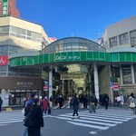 東京Ｂａｍバーグ - アーケードを見つけて、スクランブル交差点をスキップしながら渡りそうになるが普通に歩く