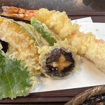そば処 湧水 - ■上湧水天もり（大海老一尾、野菜天、しいたけ）￥2,400。天ぷらは軽やかに揚がり、大海老はプリプリで「上」にして正解。天つゆも美味だが、塩でいただくと素材の旨味が際立ち、そばも塩で楽しめた。