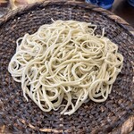 そば処 湧水 - ■上湧水天もり（大海老一尾、野菜天、しいたけ）￥2,400。そばは香り高く、九割そばならではの風味とのどごしが心地よい。良質な湧き水で打たれたのだろうと思わせる清らかな味わい。