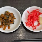 暖だん - 無料トッピングの辛高菜＆紅生姜＆にんにく