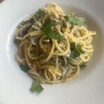 TRATTORIA L’abbuffata - 釜揚げしらすと青菜のオイルソース スパゲティ