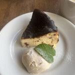 TRATTORIA L’abbuffata - バスク風チーズケーキとヘーゼルナッツのジェラート