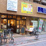 和田珈琲店 - 法政通り商店街・和田珈琲店の外観。お客さんでいっぱい