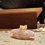 鮨 和紀 - 白甘鯛は皮を素揚げにしたものを乗せて