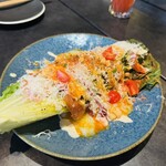 炭焼きイタリアン Black - 炭焼きロメインレタスと生ハムのシーザーサラダ