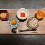 仁修樓 - フルーツトマトの杏仁豆腐 月餅 鴨のクッキー 