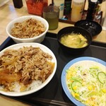 松屋 武蔵新田店 - ミスの並盛と特盛届く。