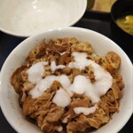 松屋 - 並盛にフレンチドレッシングをかける