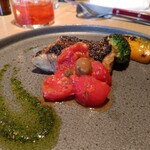 Osteria IL VIAGGIO - 日替わり鮮魚の薪焼き
      チェリートマトとバジルのソース