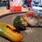 Osteria IL VIAGGIO - 日替わり鮮魚の薪焼き
      チェリートマトとバジルのソース