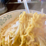 味噌らーめんと中華　てつまる - 麺リフトアップ