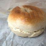 SANA - こちらはプレーンベーグルに「レーズンクリームチーズ」。こっちも美味い！