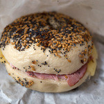 SANA - 「エヴリシングベーグル」に「ハムチーズ」。絶品ベーグルサンド。糸島産にこだわってるのが嬉しい！
