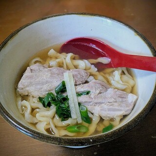 にいまそば - 料理写真:「なんこつそば・ちぢれ麺・小」（750円）麺はちゃんと少ないので、普通に召し上がる方なら、じゅーしーとセットで行けそうです。