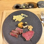 鉄板焼 Bon's - 北海道産特選黒毛和牛へレ 
      鹿児島県産特選黒毛和牛ランプ の
      食べ比べ