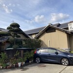 あか月 - 駐車場とお店の玄関先です